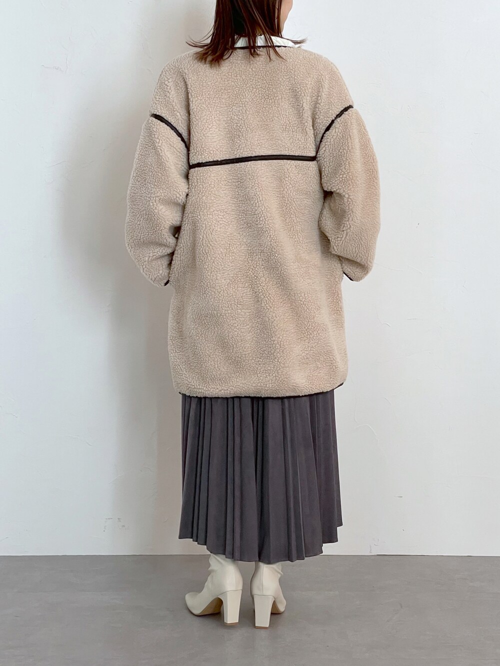 「クリスマスに着たい服、休日スタイル、ボアジャケット、プチプラ、プチプラコーデ、あったかコーデ、ブーツ、スカート、スカートスタイル、冬コーデ、ハイネック、ハイネックニット、冬アウター、パイピング、エレガント」｜「prose verseの《WEB限定》レザーパイピングノーカラーボアコート（ノーカラージャケット、ベージュ系）」を使った、Shiiiさん（レディース・162cm）の冬コーディネートの2枚目の写真