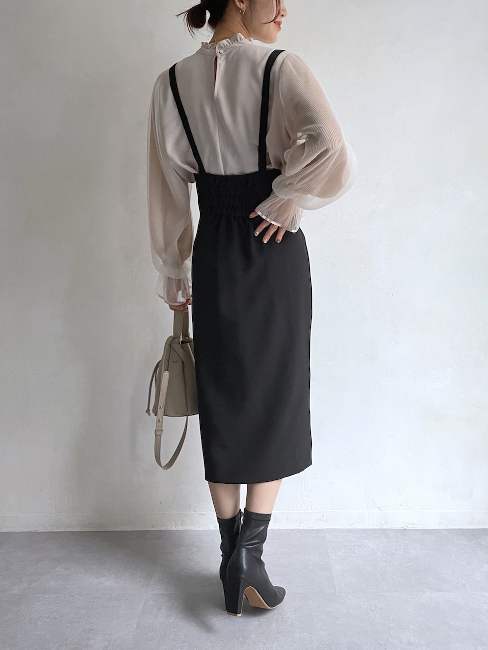 「大人女子、プチプラ、プチプラコーデ、ボリューム袖、お出かけコーデ、ブーツ、デートスタイル（WOMEN）、ブラウス、ブラウスコーデ、ジャンパースカート、スカートスタイル、オフィスカジュアル、ブラック、春コーデ、春」｜「prose verseの袖チュールブラウス（シャツ/ブラウス、ベージュ系）」を使った、Shiiiさん（レディース・162cm）の冬コーディネートの2枚目の写真