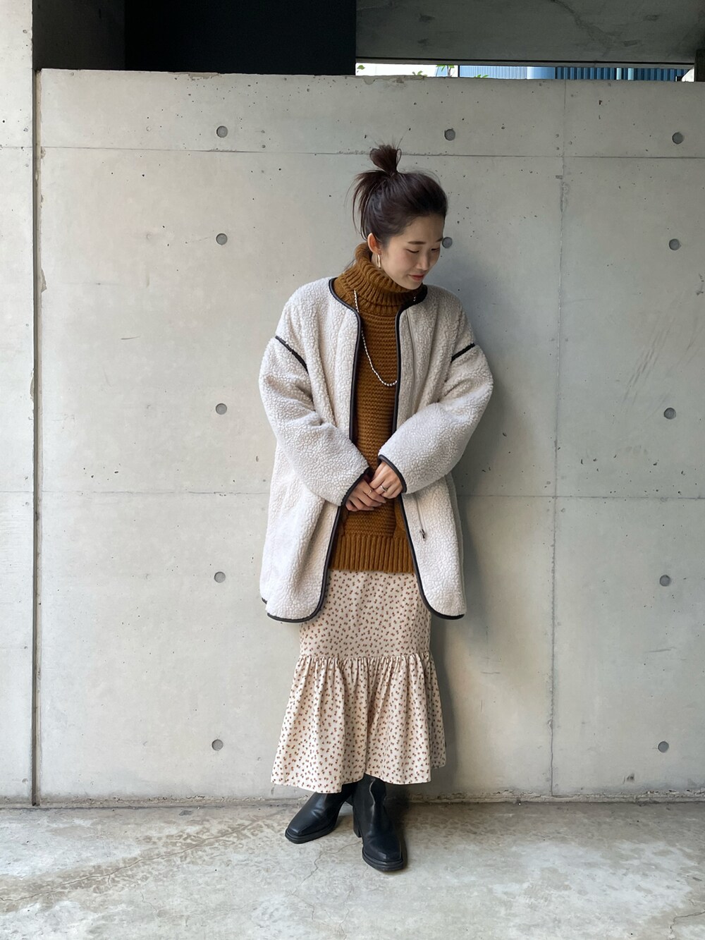 「クリスマスに着たい服、冬コーデ、マーメイドスカート、プチプラ、プチプラコーデ、カラーニット、あったかコーデ、休日スタイル、ボアジャケット、タートルネック、ブーツ、オトナ女子、オトナカジュアル、ビッグシルエット、スカートスタイル」｜「prose verseの《WEB限定》レザーパイピングノーカラーボアコート（ノーカラージャケット、ベージュ系）」を使った、Shiiiさん（レディース・162cm）の冬コーディネートの2枚目の写真