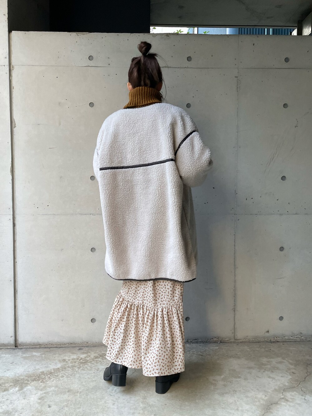 「クリスマスに着たい服、冬コーデ、マーメイドスカート、プチプラ、プチプラコーデ、カラーニット、あったかコーデ、休日スタイル、ボアジャケット、タートルネック、ブーツ、オトナ女子、オトナカジュアル、ビッグシルエット、スカートスタイル」｜「prose verseの《WEB限定》レザーパイピングノーカラーボアコート（ノーカラージャケット、ベージュ系）」を使った、Shiiiさん（レディース・162cm）の冬コーディネートの3枚目の写真