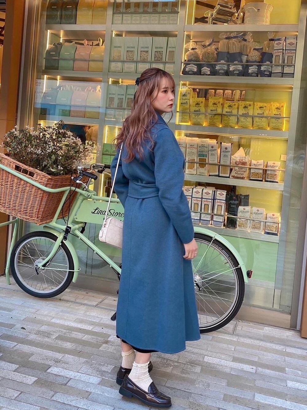 ブルー系のジャケット/アウター、ホワイト系のソックス/靴下を着用したレディースの冬コーディネートの2枚目の写真