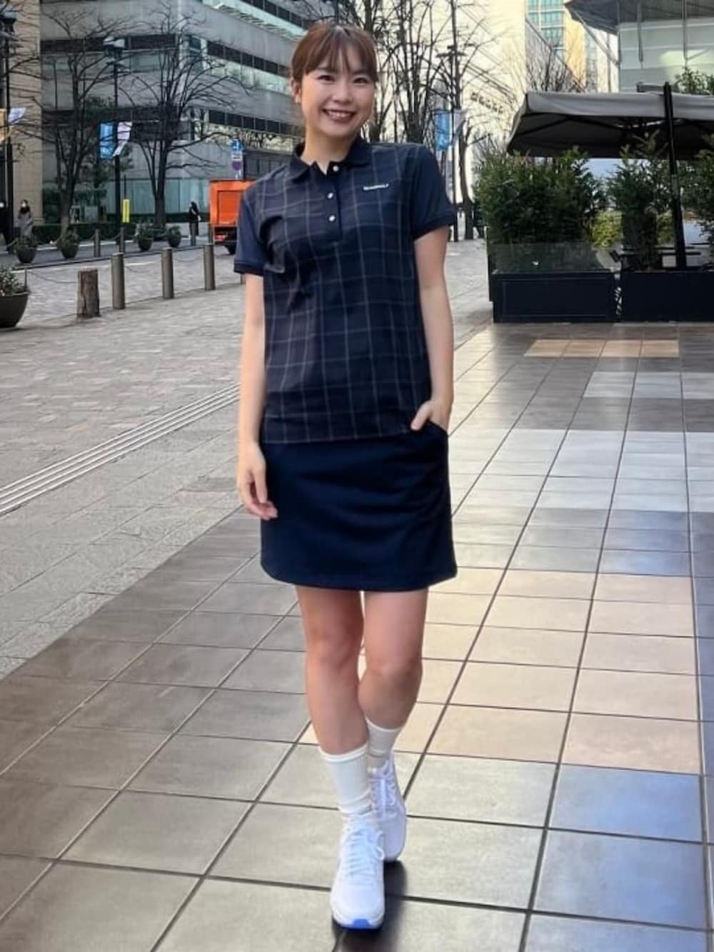「ゴルフウェア、ゴルフ」｜「BEAMS GOLFの<WOMEN>PURPLE LABEL / スフィダンテ 撥水 サッカーストライプ ピステ（ブルゾン、ブルー系）」を使った、BEAMS GOLFさん（レディース・156cm）の春コーディネートの4枚目の写真