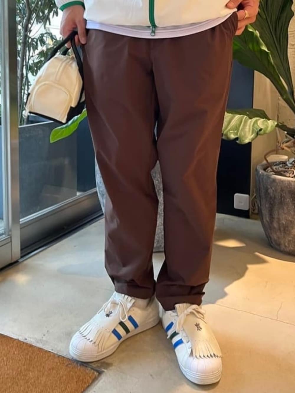 「ゴルフウェア、ゴルフ」｜「BEAMS GOLFのミニ キャンバス ボストンバッグ（トートバッグ、ホワイト系）」を使った、BEAMS GOLFさん（メンズ・180cm）の春コーディネートの4枚目の写真