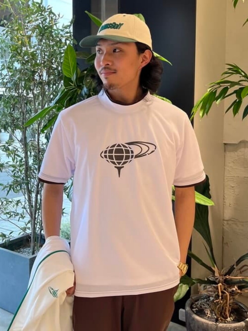 「ゴルフウェア、ゴルフ」｜「BEAMS GOLFのミニ キャンバス ボストンバッグ（トートバッグ、ホワイト系）」を使った、BEAMS GOLFさん（メンズ・180cm）の春コーディネートの3枚目の写真