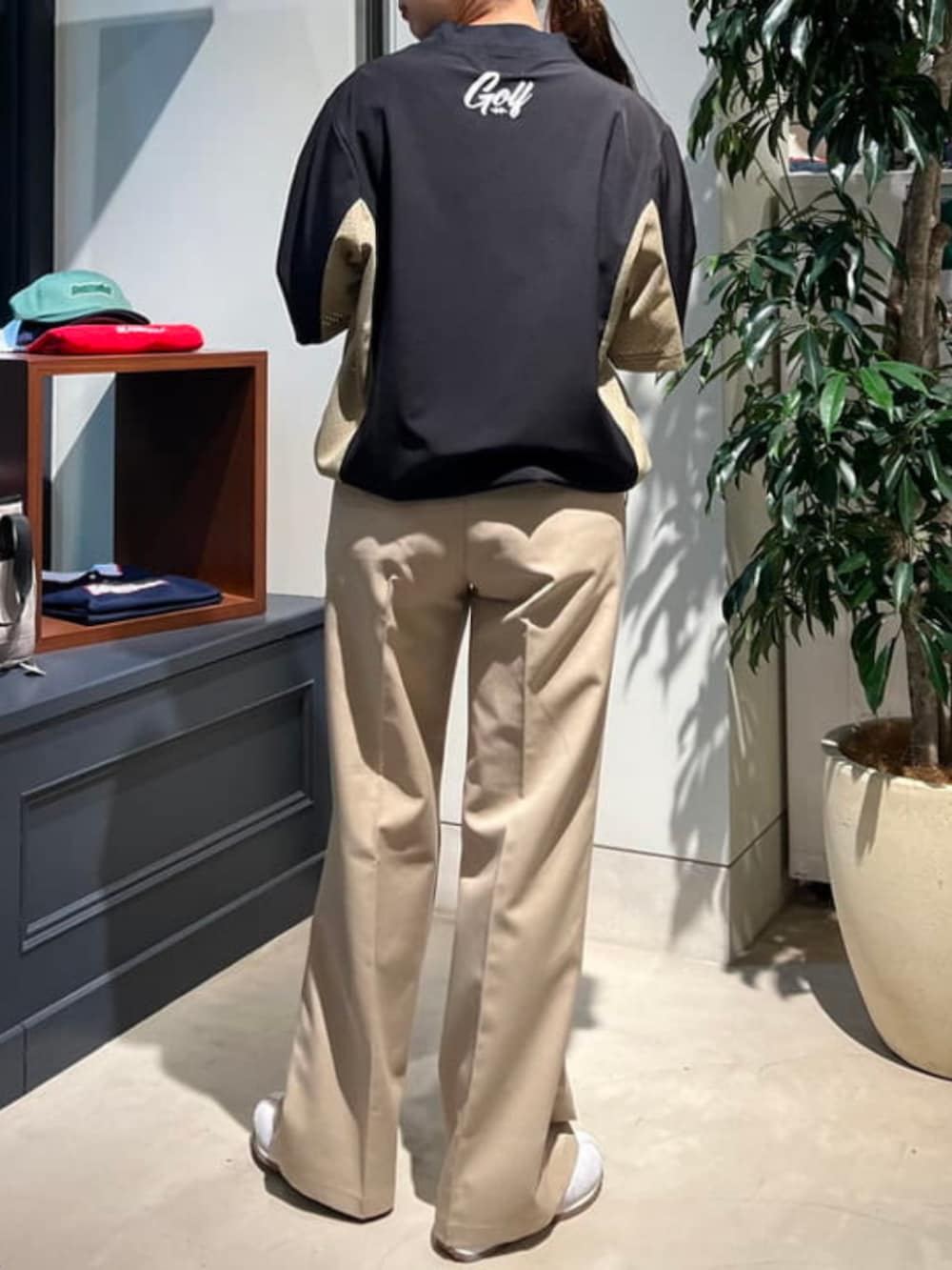 「ゴルフ、ゴルフウェア、ゴルフ女子」｜「BEAMS GOLFの【別注】ELECTRIC GOLF / サイドメッシュ モックネックシャツ（Tシャツ/カットソー、ブラック系）」を使った、BEAMS GOLFさん（骨格ストレート・レディース・156cm）の春コーディネートの2枚目の写真