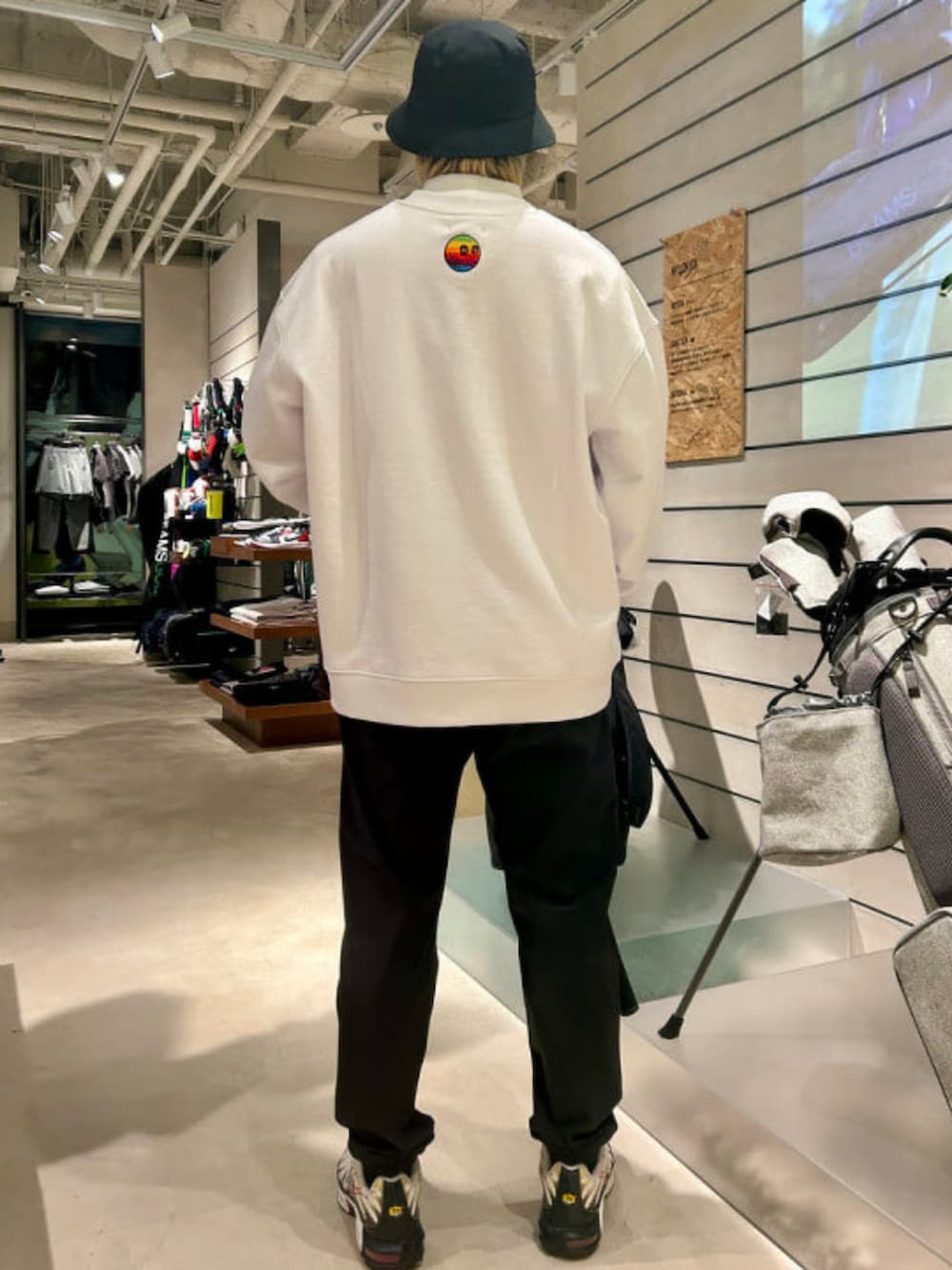 ホワイト系のTシャツ/カットソー、ホワイト系のスウェット、ブラック系のハットを着用したメンズの秋コーディネートの2枚目の写真