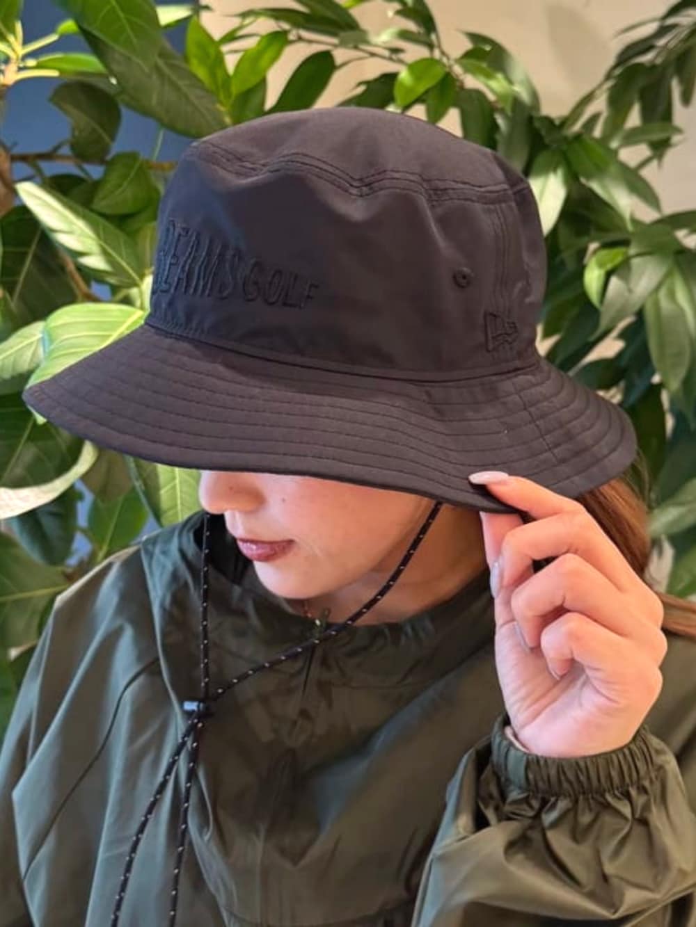 BEAMS GOLFさんの「〈UNISEX〉BEAMS GOLF / 撥水 パッカブル アノラック レイン パーカー（BEAMS GOLF）」を使ったコーディネートの3枚目の写真