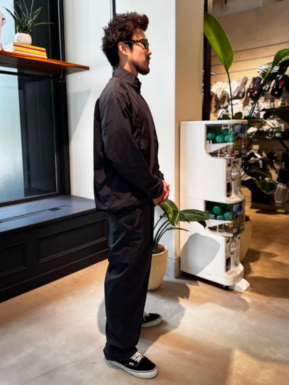 ブラック系のブルゾン、ブラック系のその他パンツを着用したレディースの秋コーディネートの2枚目の写真