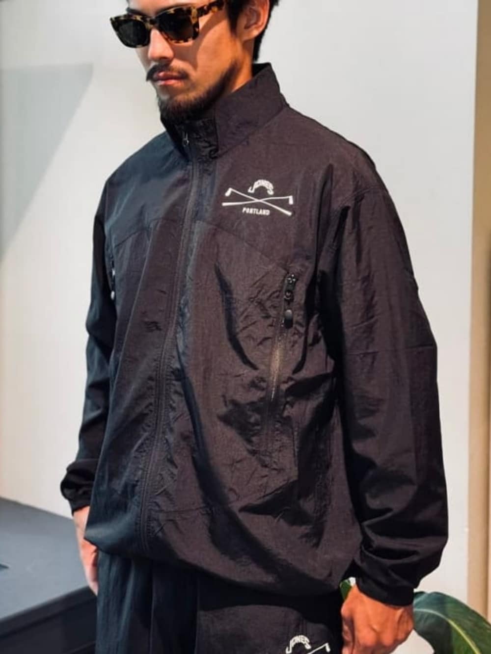 ブラック系のブルゾン、ブラック系のその他パンツを着用したレディースの秋コーディネートの3枚目の写真