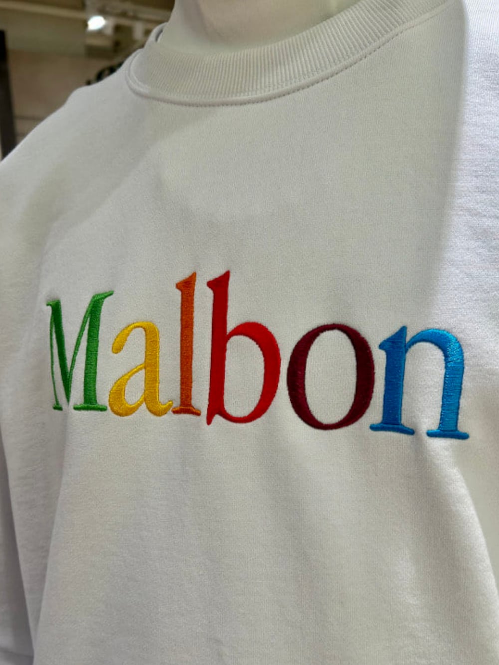 ホワイト系のTシャツ/カットソー、ホワイト系のスウェット、ブラック系のハットを着用したメンズの秋コーディネートの3枚目の写真