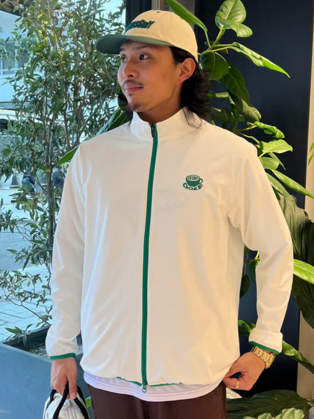 「ゴルフウェア、ゴルフ」｜「BEAMS GOLFのミニ キャンバス ボストンバッグ（トートバッグ、ホワイト系）」を使った、BEAMS GOLFさん（メンズ・180cm）の春コーディネートの2枚目の写真