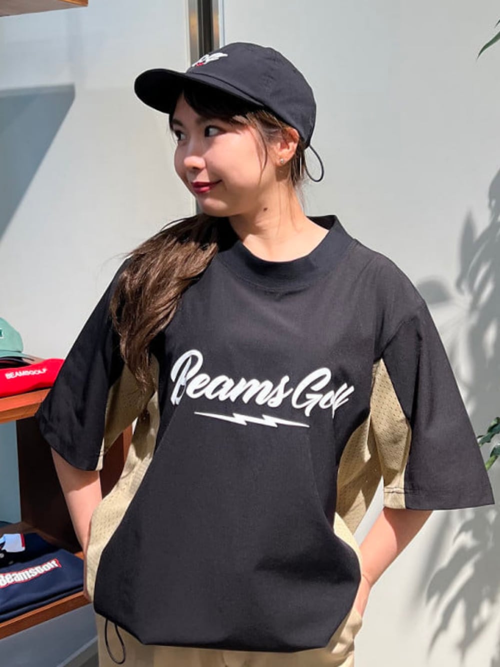 「ゴルフ、ゴルフウェア、ゴルフ女子」｜「BEAMS GOLFの【別注】ELECTRIC GOLF / サイドメッシュ モックネックシャツ（Tシャツ/カットソー、ブラック系）」を使った、BEAMS GOLFさん（骨格ストレート・レディース・156cm）の春コーディネートの3枚目の写真