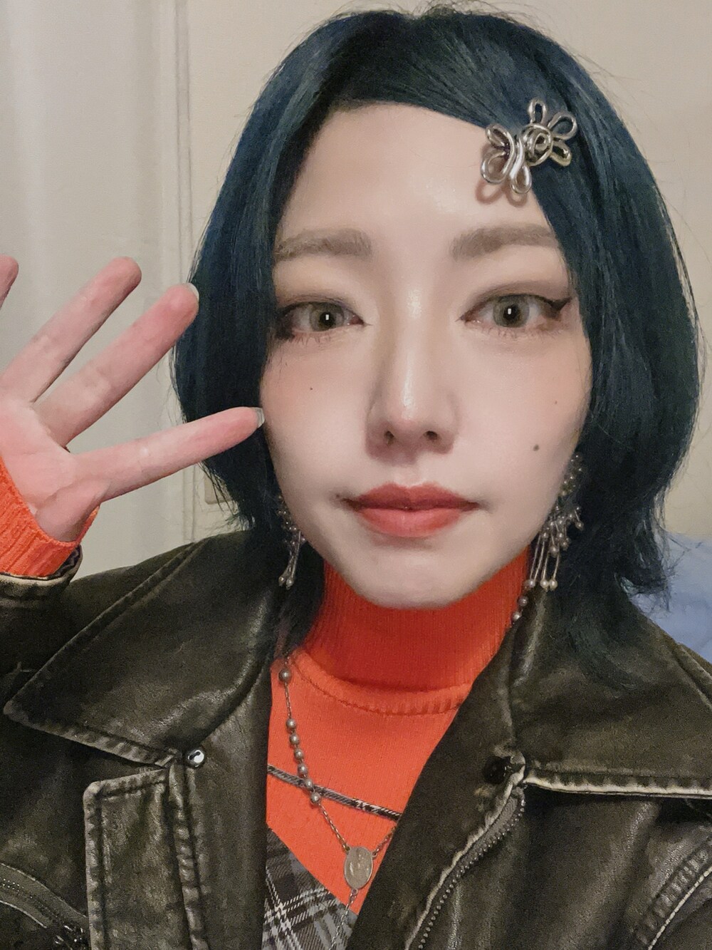 ブラック系のワンピース、グリーン系のスカート、ブラック系のブルゾンを着用したレディースの冬コーディネートの2枚目の写真