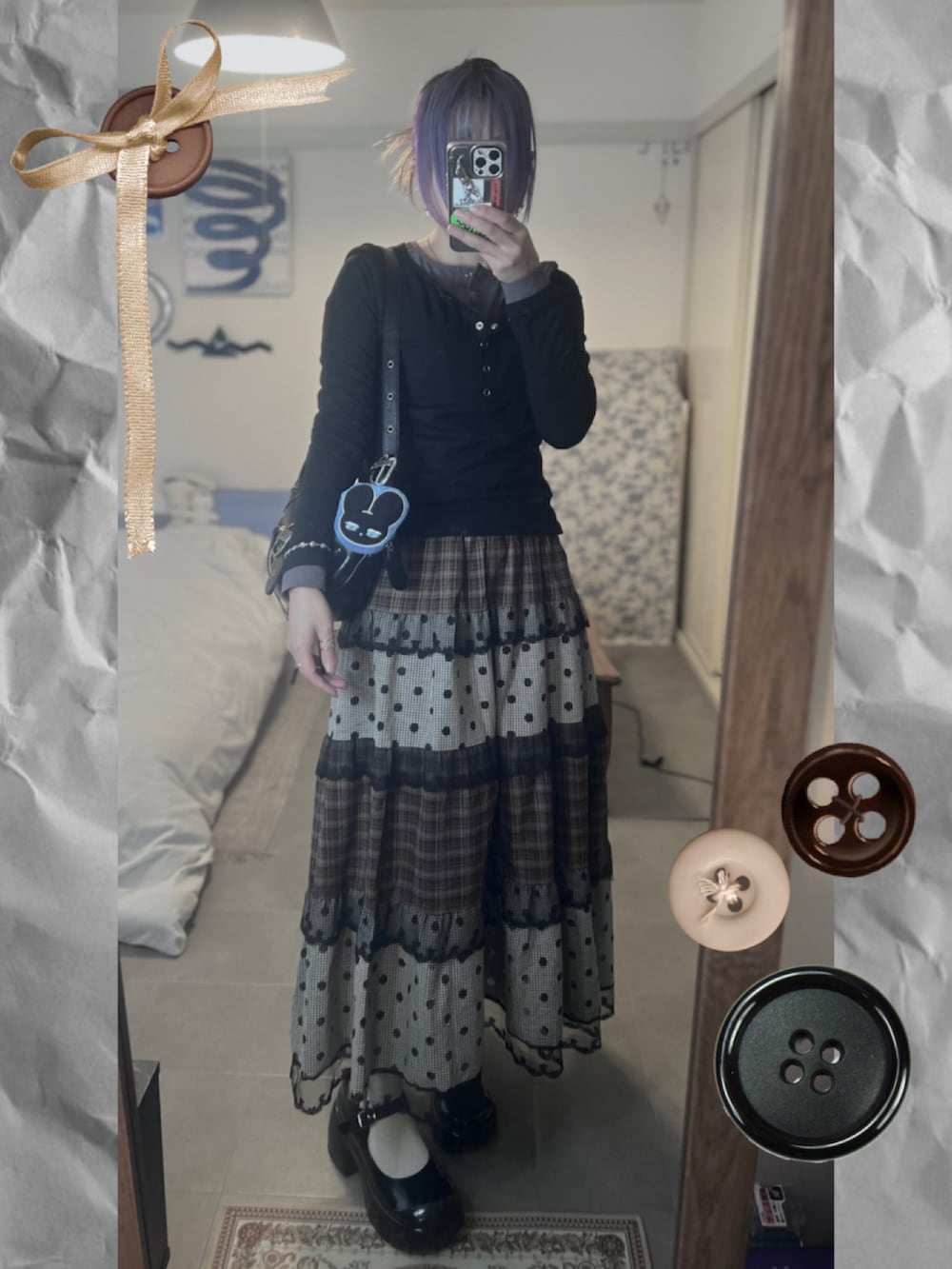 ブラック系のジャケット/アウター、ブラック系のTシャツ/カットソー、グレー系のスカートを着用したレディースの冬コーディネートの3枚目の写真