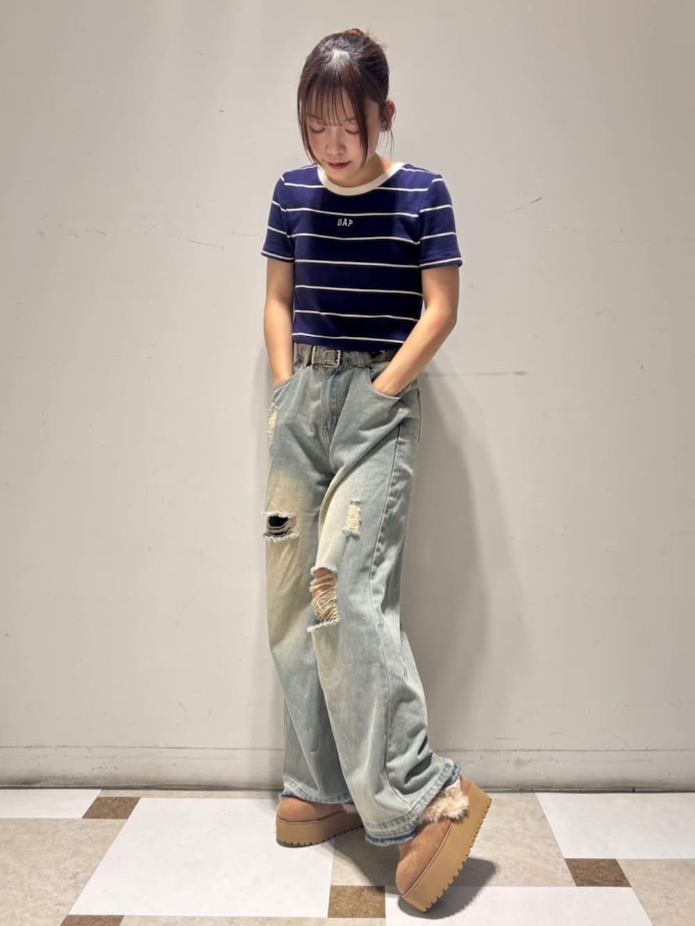 「ムートン、ファー、サボ、ブーツ、秋のコーデ、カジュアルコーデ、韓国ファッション、厚底シューズ、エスペランサ」｜「ESPERANZAの厚底2WAYフェイクムートンサボ（ブーツ、イエロー系）」を使った、ESPERANZA本部さん（レディース・160cm）の夏コーディネートの4枚目の写真