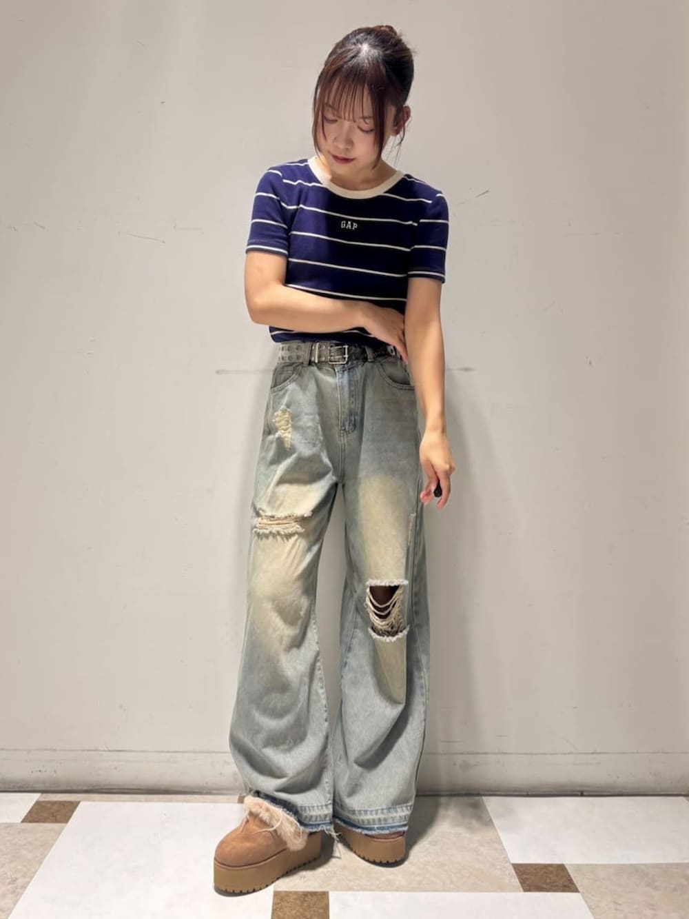 「ムートン、ファー、サボ、ブーツ、秋のコーデ、カジュアルコーデ、韓国ファッション、厚底シューズ、エスペランサ」｜「ESPERANZAの厚底2WAYフェイクムートンサボ（ブーツ、イエロー系）」を使った、ESPERANZA本部さん（レディース・160cm）の夏コーディネートの3枚目の写真