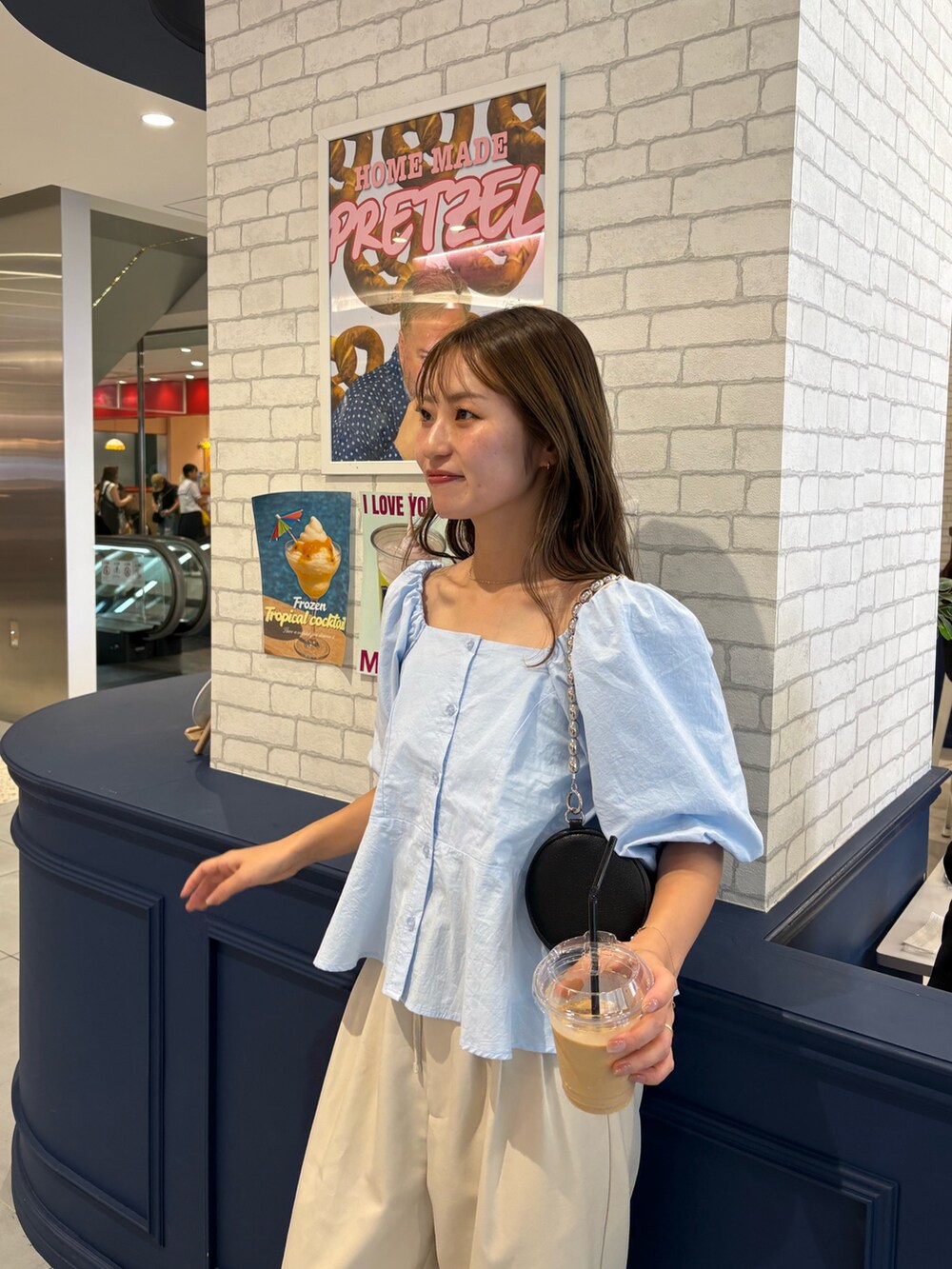 ブルー系のシャツ/ブラウス、ベージュ系のその他パンツを着用したレディースの夏コーディネートの2枚目の写真