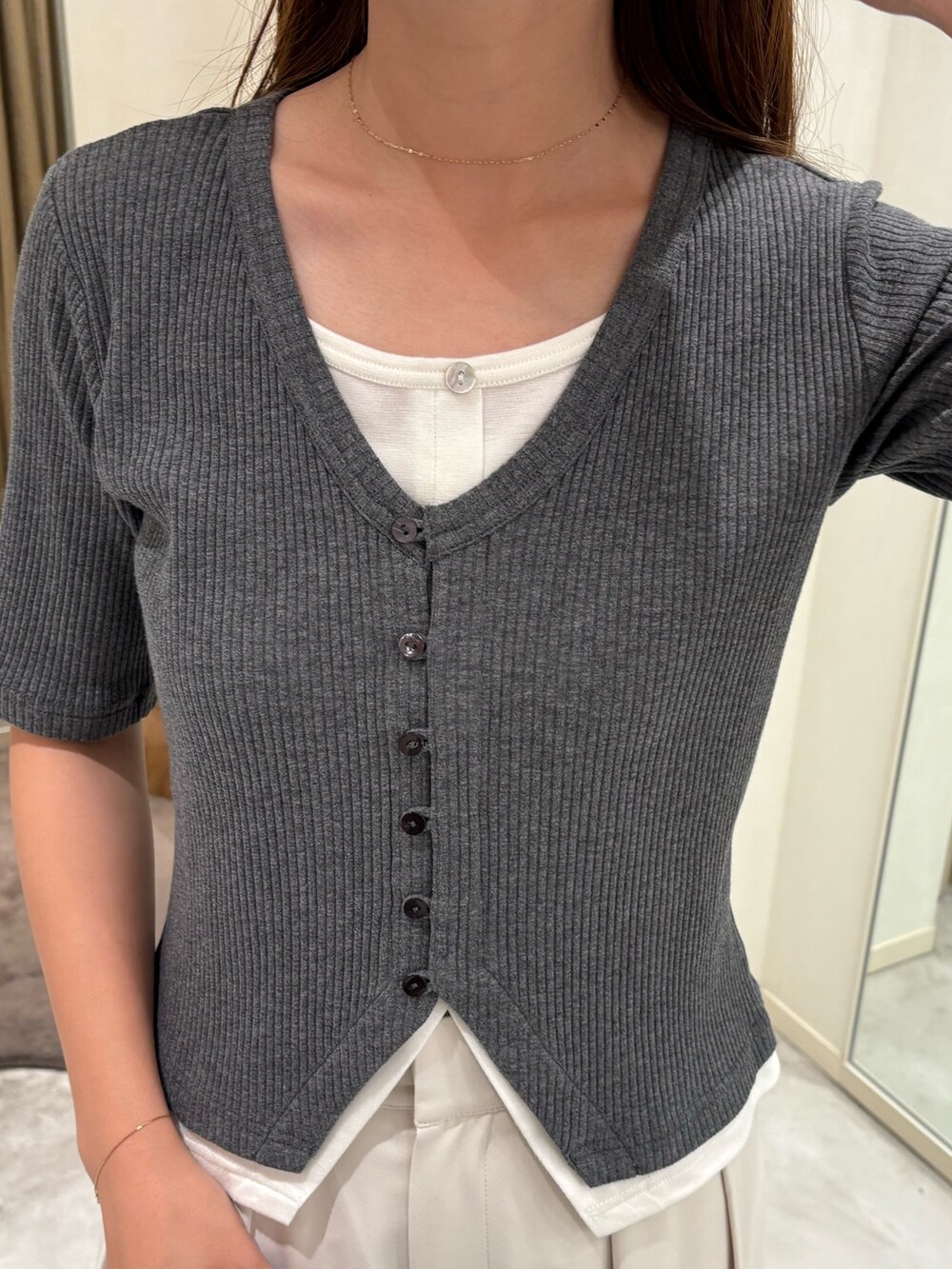 グレー系のTシャツ/カットソー、ホワイト系のその他パンツ、ブラック系のハンドバッグを着用したレディースの夏コーディネートの3枚目の写真