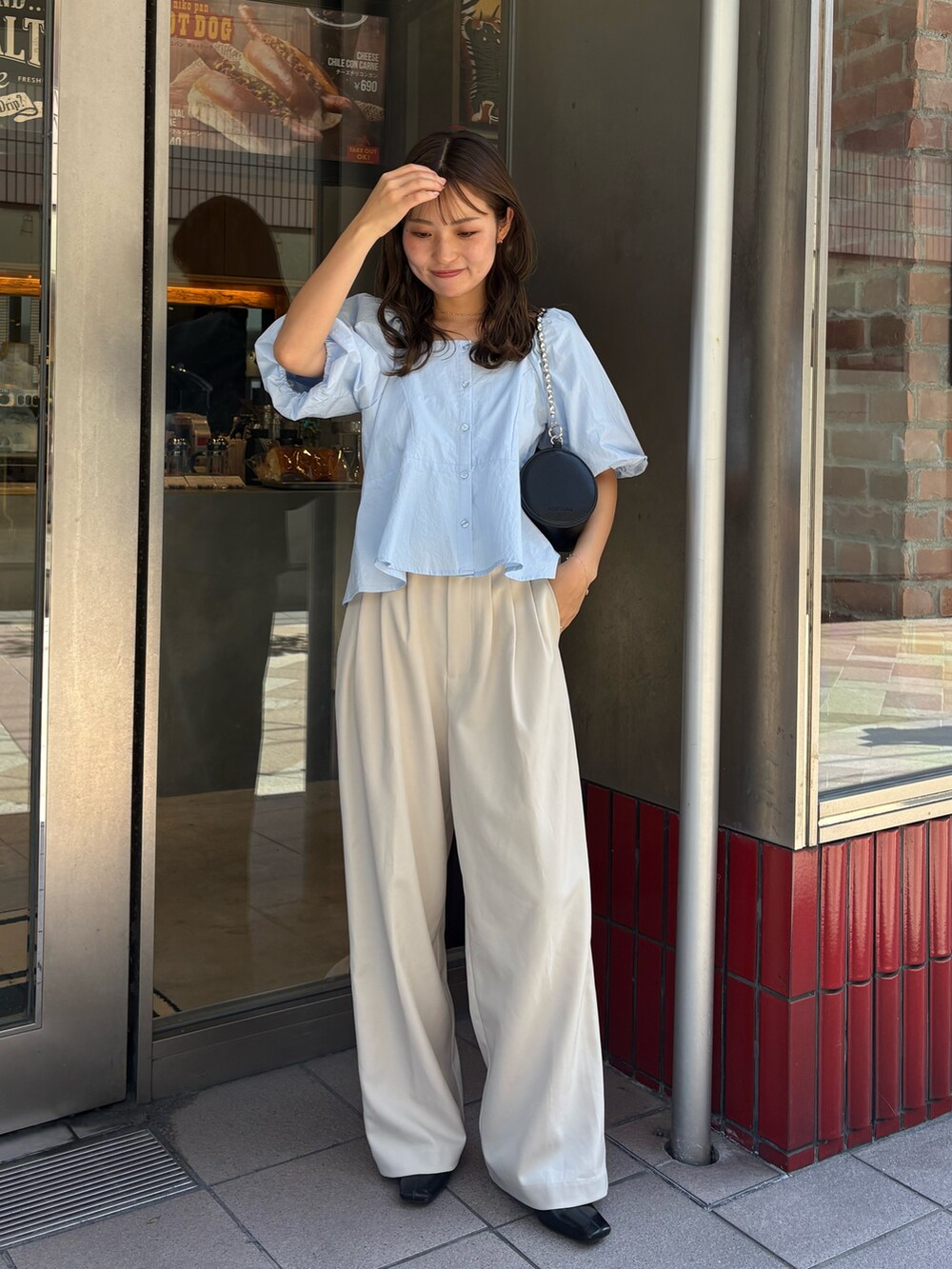 ブルー系のシャツ/ブラウス、ベージュ系のその他パンツを着用したレディースの夏コーディネートの3枚目の写真