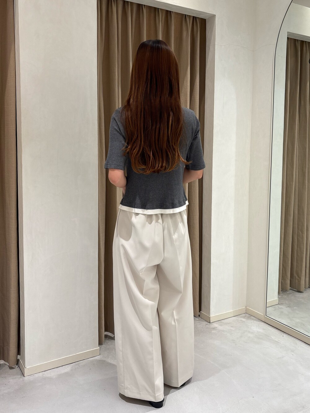 グレー系のTシャツ/カットソー、ホワイト系のその他パンツ、ブラック系のハンドバッグを着用したレディースの夏コーディネートの2枚目の写真