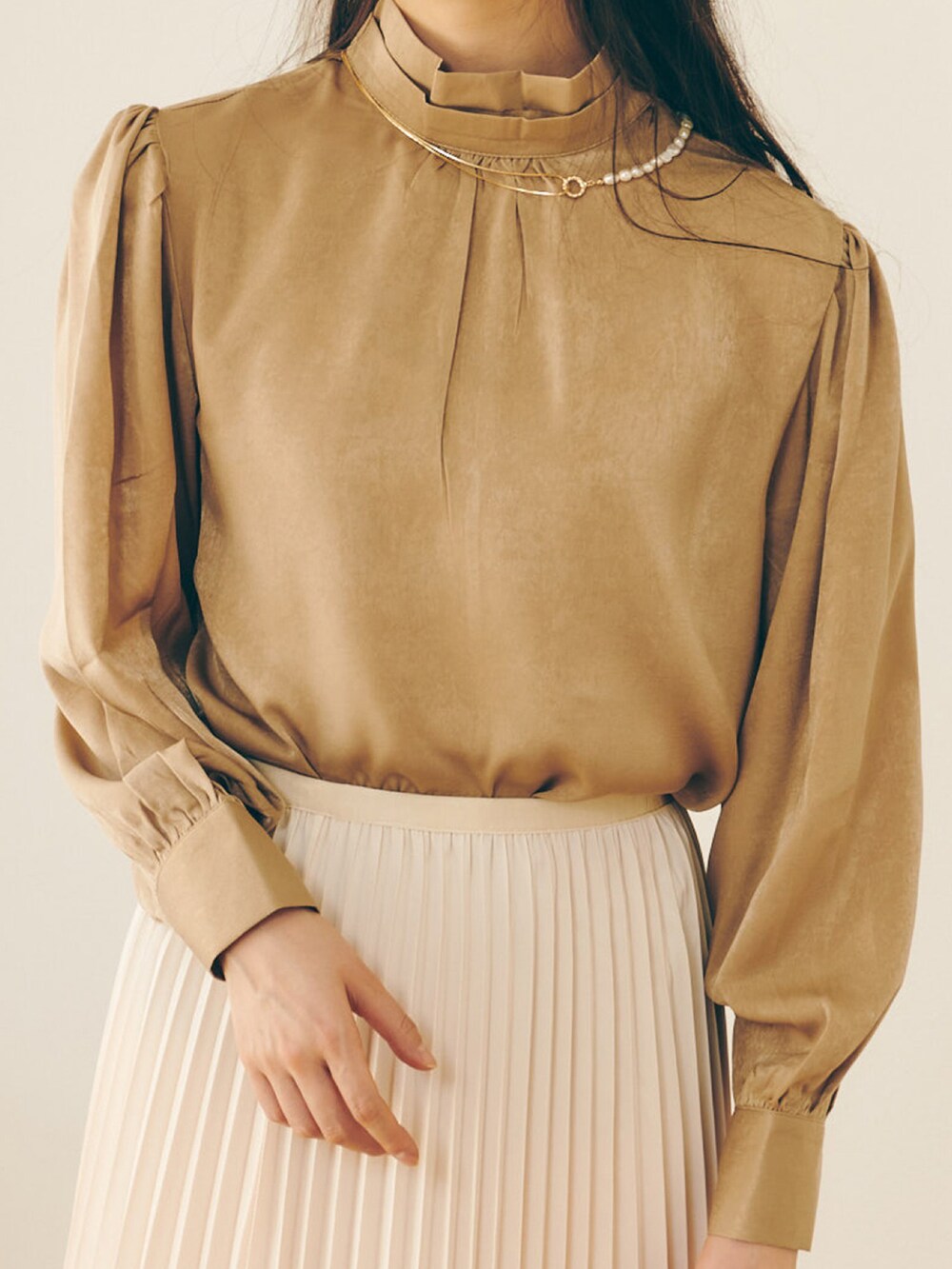 ホワイト系のスカート、ブラック系のローファー、ベージュ系のシャツ/ブラウスを着用したレディースの春コーディネートの2枚目の写真