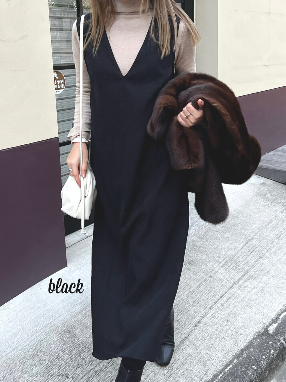 ベージュ系のワンピース、ベージュ系のベストを着用したレディースの春コーディネートの2枚目の写真