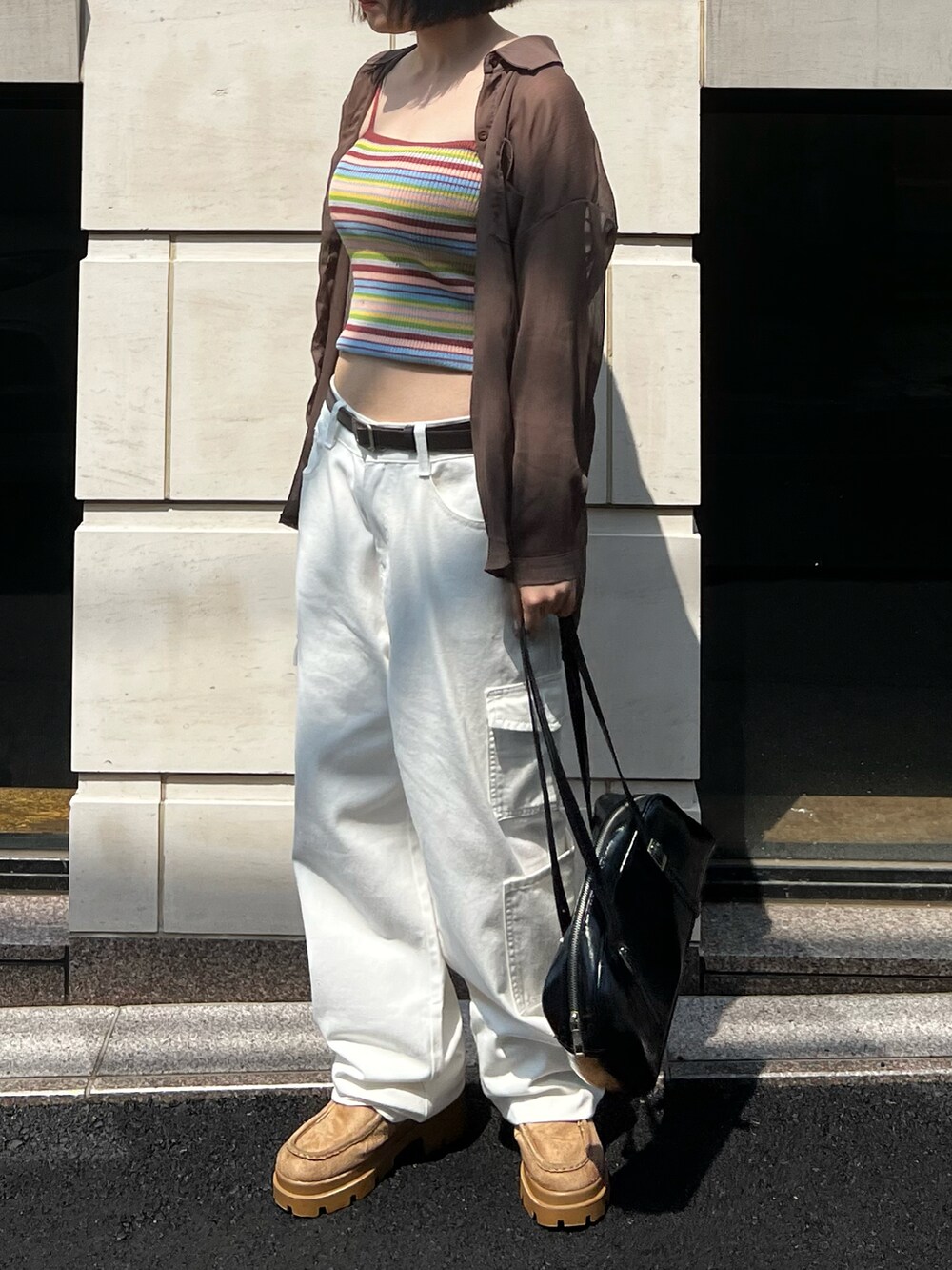 ブラウン系のシャツ/ブラウス、ブラウン系のキャミソール、ホワイト系のカーゴパンツを着用したレディースの夏コーディネートの2枚目の写真