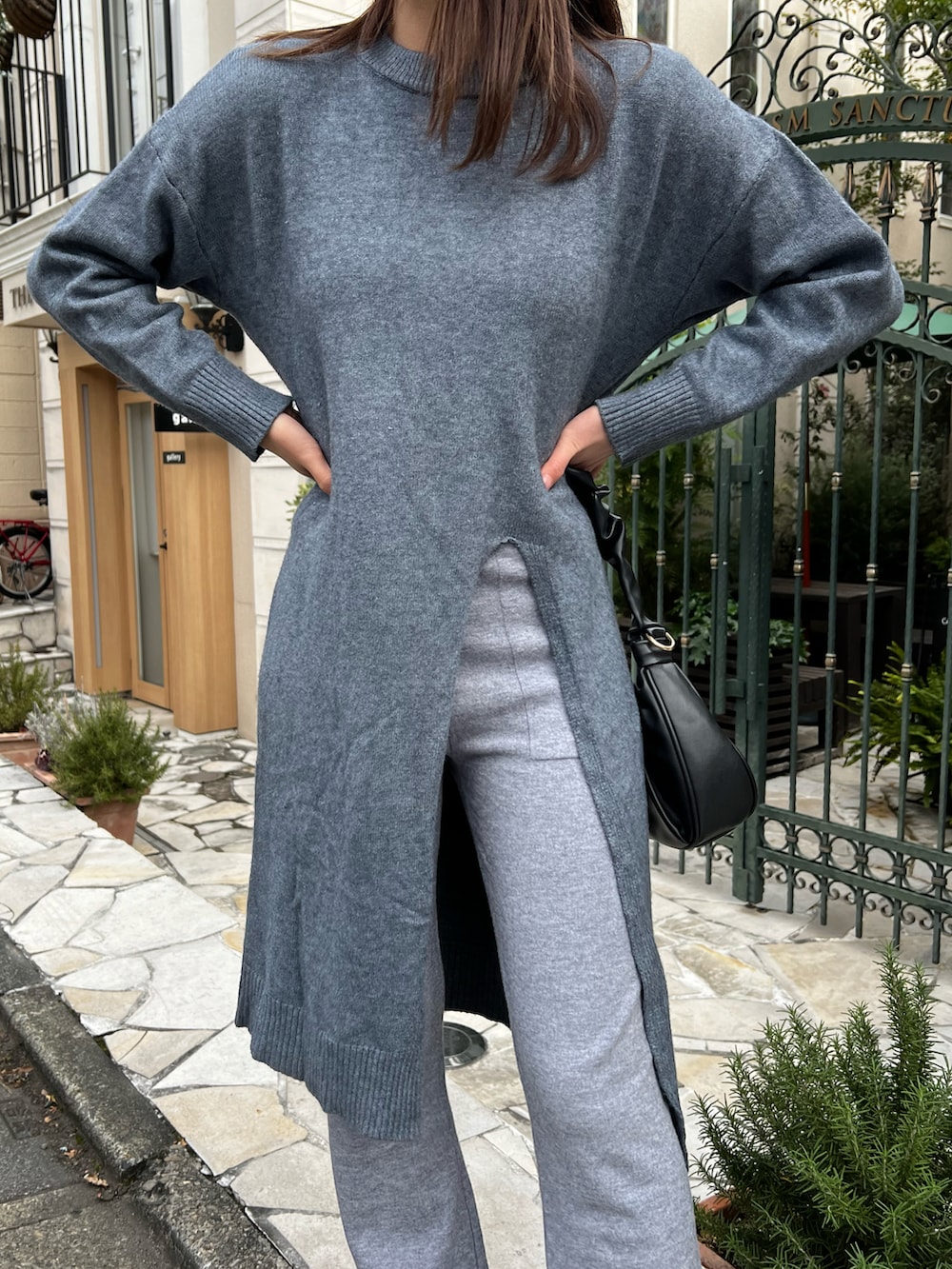 グレー系のワンピース、グレー系のセットアップを着用したレディースの冬コーディネートの3枚目の写真