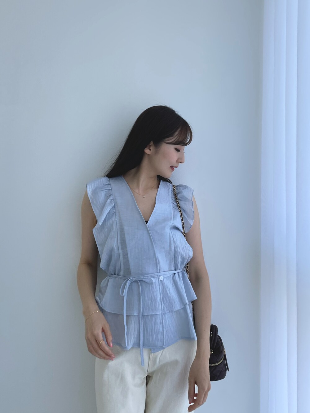 ブルー系のシャツ/ブラウス、ブラウン系のショルダーバッグ、ホワイト系のサンダルを着用したレディースの夏コーディネートの2枚目の写真