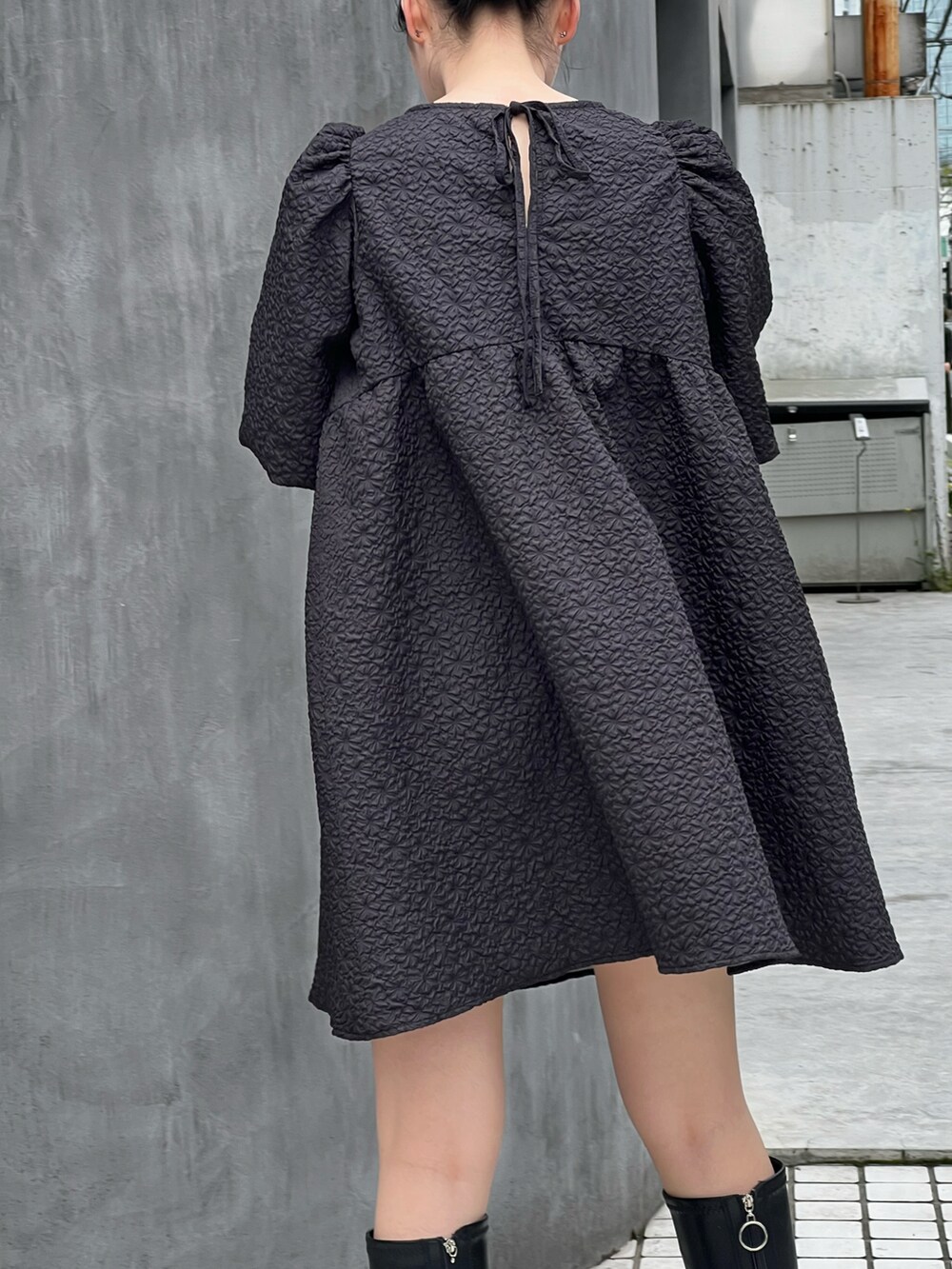 ブラック系のワンピースを着用したレディースの夏コーディネートの3枚目の写真