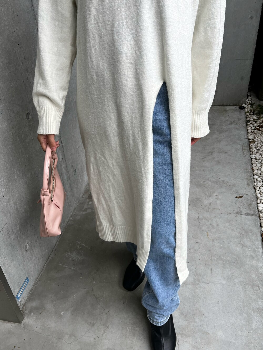ホワイト系のワンピース、ピンク系のハンドバッグを着用したレディースの秋コーディネートの3枚目の写真