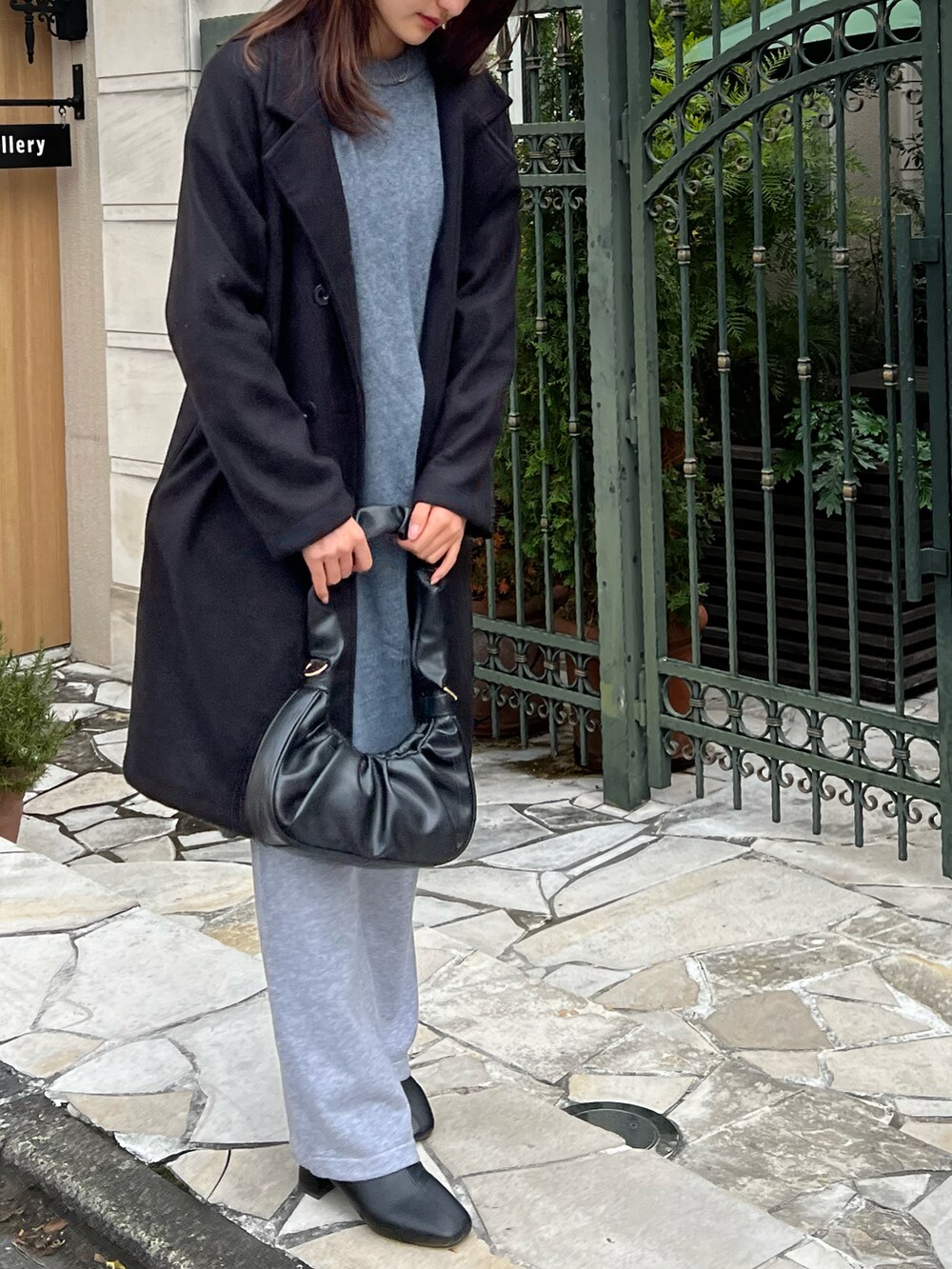 グレー系のワンピース、グレー系のセットアップを着用したレディースの冬コーディネートの4枚目の写真