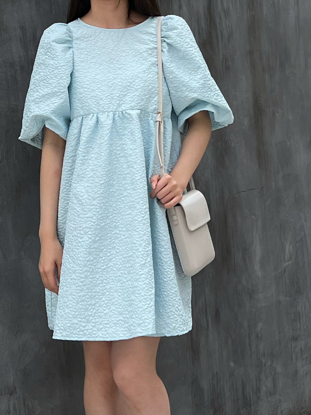 ブルー系のワンピースを着用したレディースの夏コーディネートの4枚目の写真