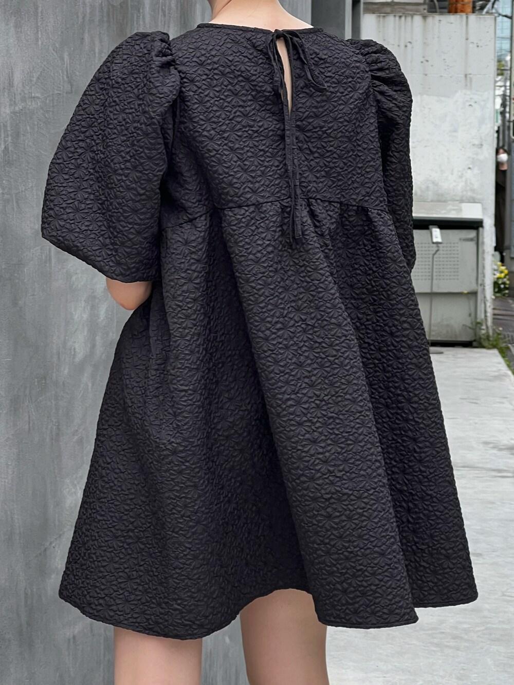 ブラック系のワンピースを着用したレディースの夏コーディネートの4枚目の写真