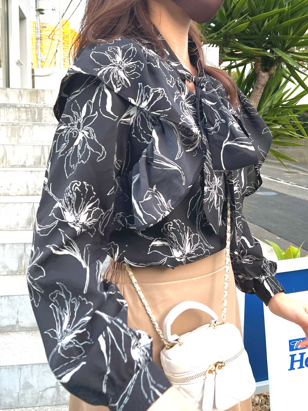 ホワイト系のシャツ/ブラウスを着用したレディースの春コーディネートの3枚目の写真