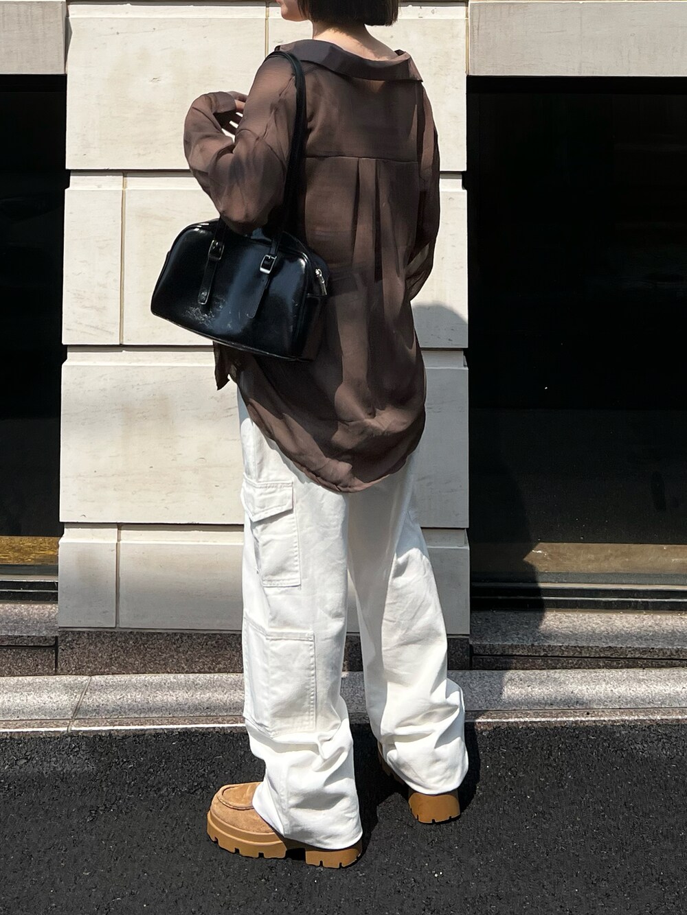 ブラウン系のシャツ/ブラウス、ブラウン系のキャミソール、ホワイト系のカーゴパンツを着用したレディースの夏コーディネートの3枚目の写真