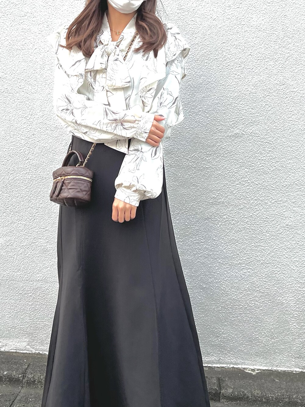 ホワイト系のシャツ/ブラウスを着用したレディースの春コーディネートの2枚目の写真