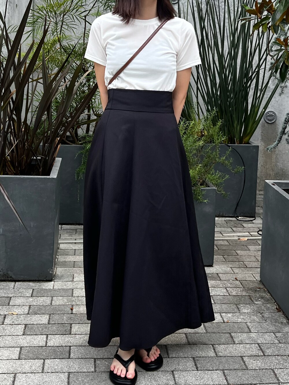 ブルー系のスカートを着用したレディースの夏コーディネートの2枚目の写真