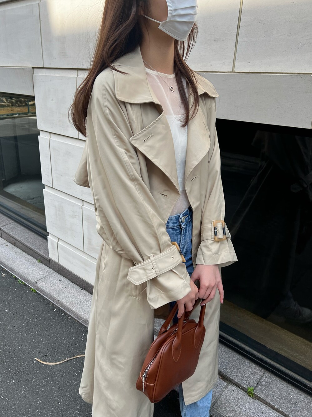 ベージュ系のジャケット/アウターを着用したレディースの春コーディネートの2枚目の写真
