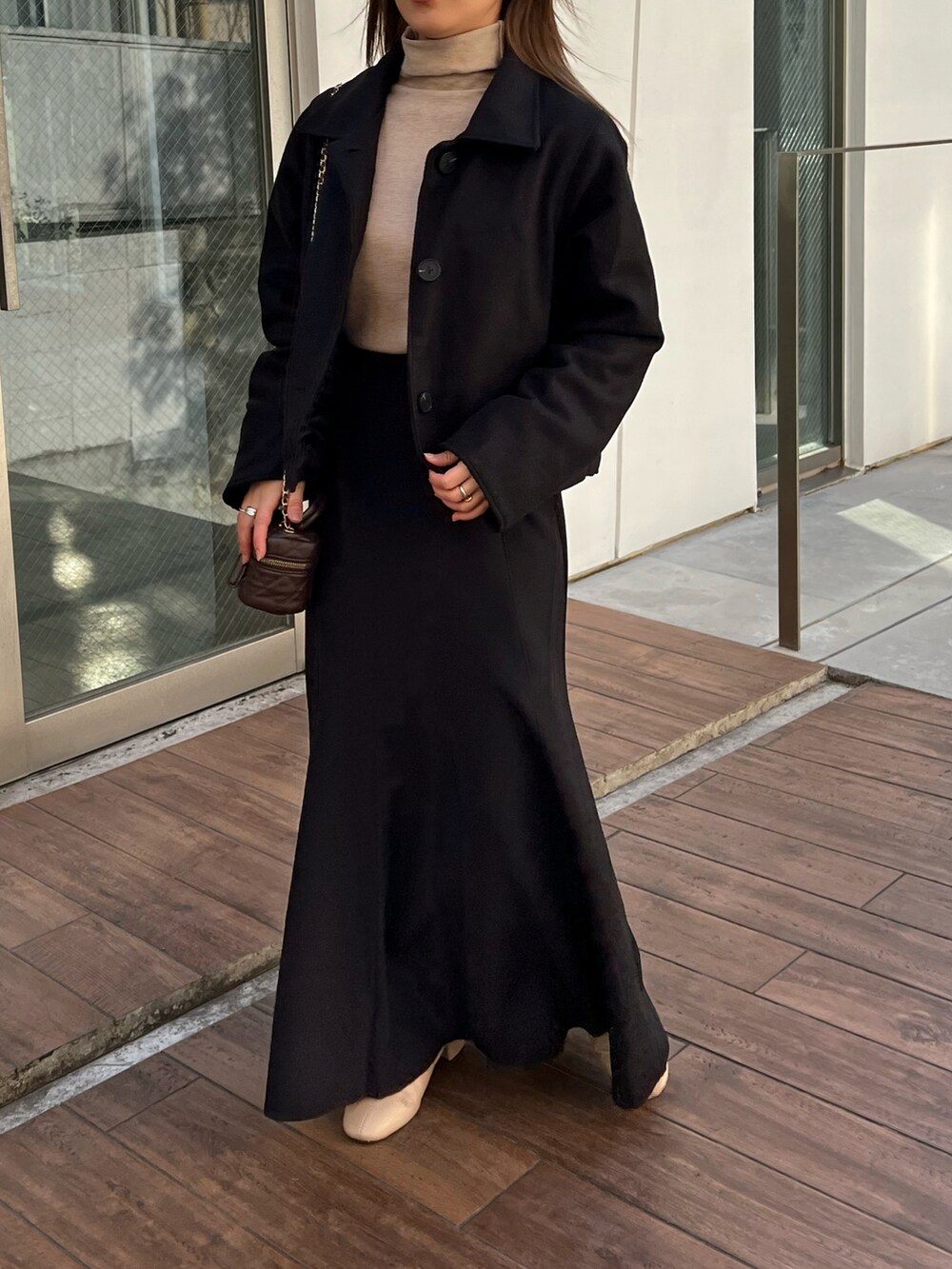 ブラウン系のテーラードジャケット、ベージュ系のハットを着用したレディースの春コーディネートの5枚目の写真