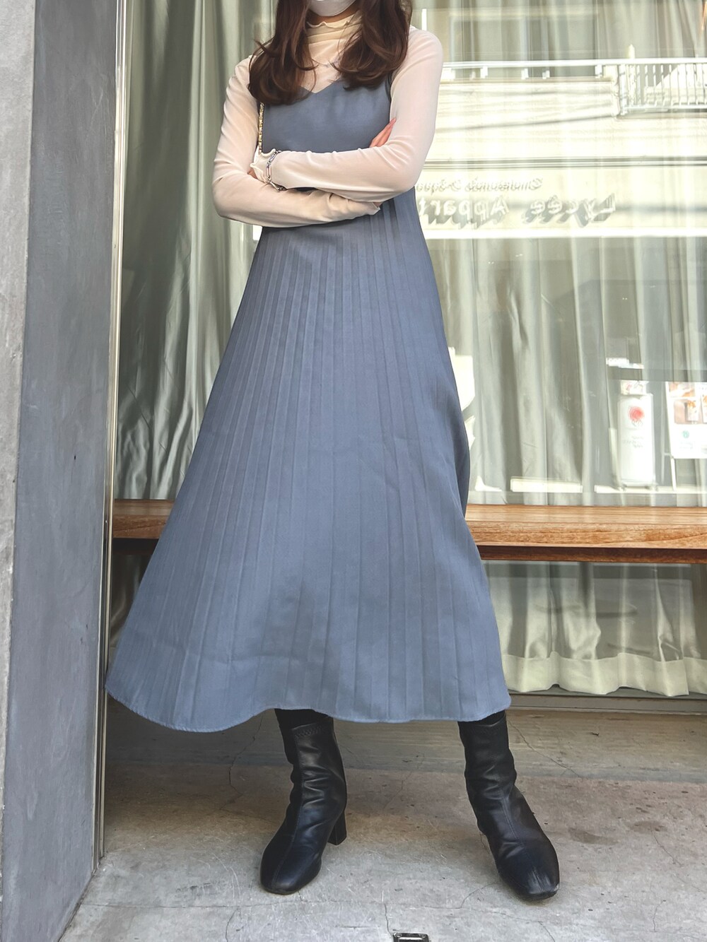 ブルー系のワンピース、ホワイト系のショルダーバッグ、ベージュ系のその他トップスを着用したレディースの春コーディネートの2枚目の写真