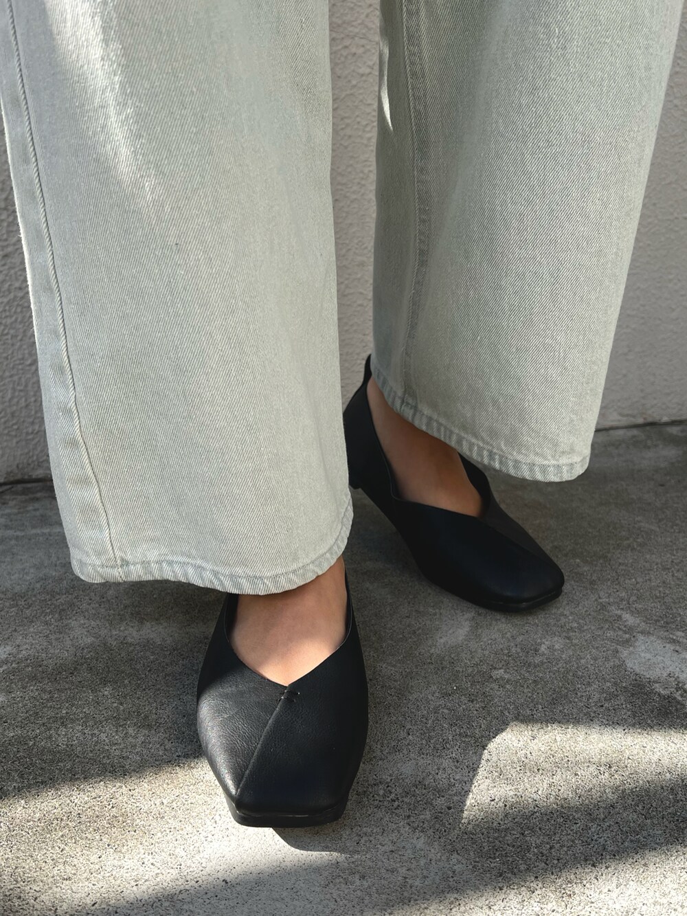 ブラウン系のパンプス、ホワイト系のスカートを着用したレディースの春コーディネートの5枚目の写真