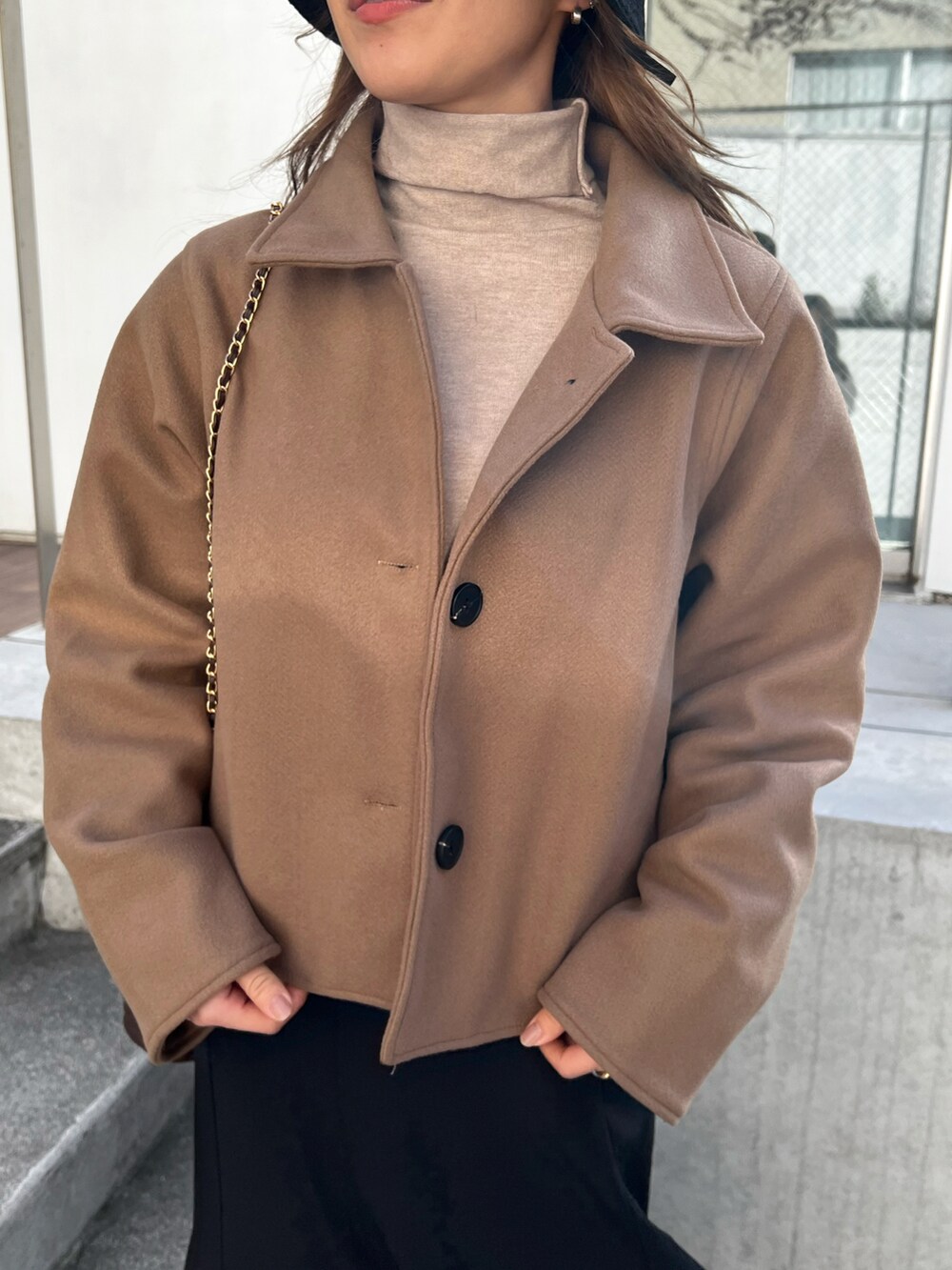 ブラウン系のテーラードジャケット、ベージュ系のハットを着用したレディースの春コーディネートの3枚目の写真