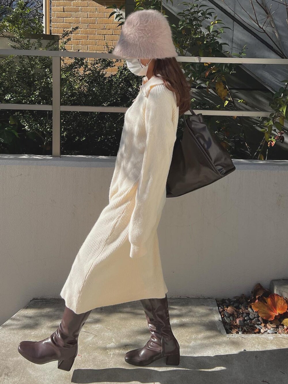 ホワイト系のワンピース、ブラウン系のトートバッグ、ベージュ系のハットを着用したレディースの春コーディネートの3枚目の写真