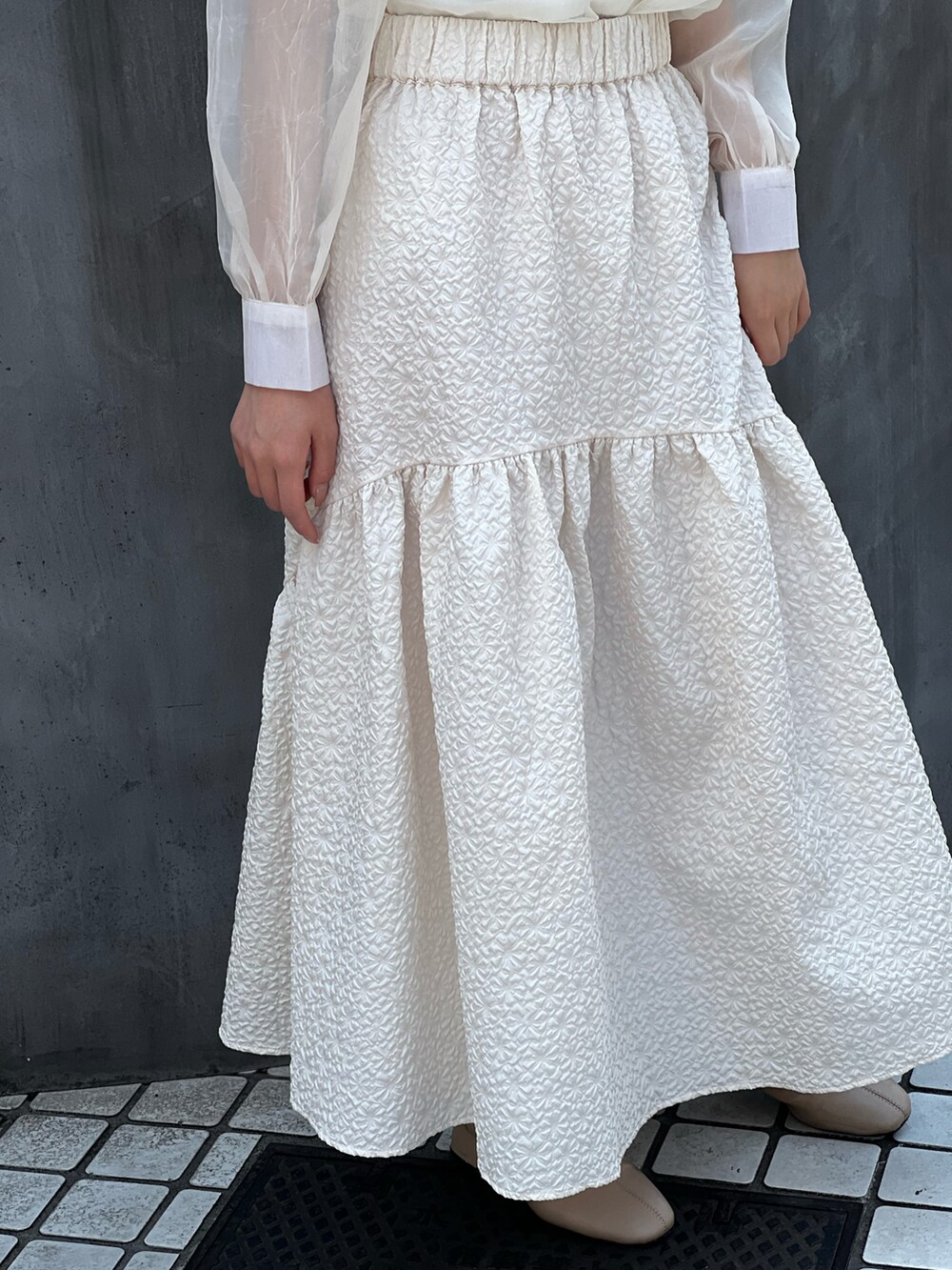 ブラック系のスカートを着用したレディースの春コーディネートの2枚目の写真