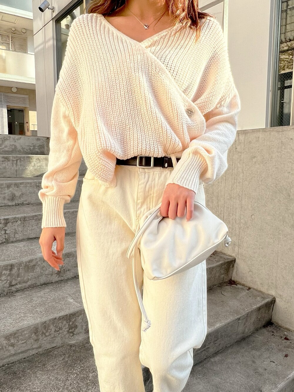 ホワイト系のニット/セーターを着用したレディースの冬コーディネートの2枚目の写真
