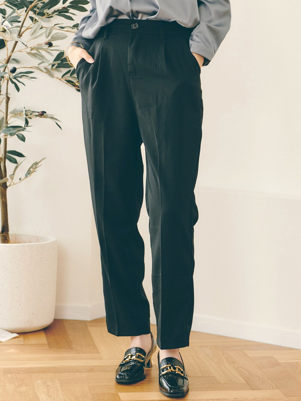 ブラウン系のトートバッグ、ベージュ系のシャツ/ブラウス、ブラック系のスラックスを着用したレディースの春コーディネートの4枚目の写真