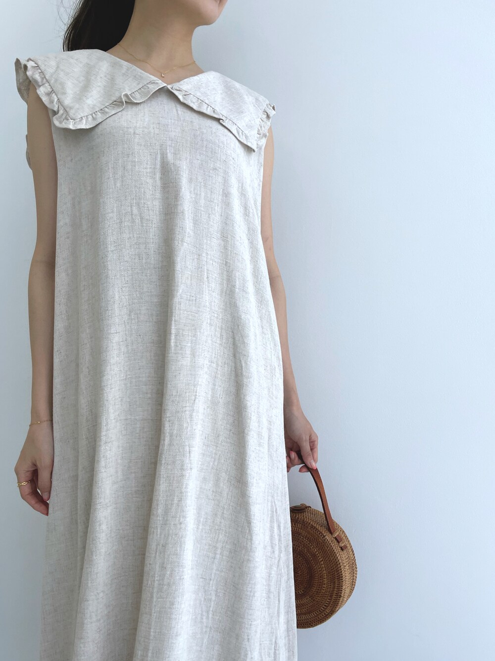 ブラウン系のサンダル、ベージュ系のワンピースを着用したレディースの夏コーディネートの2枚目の写真