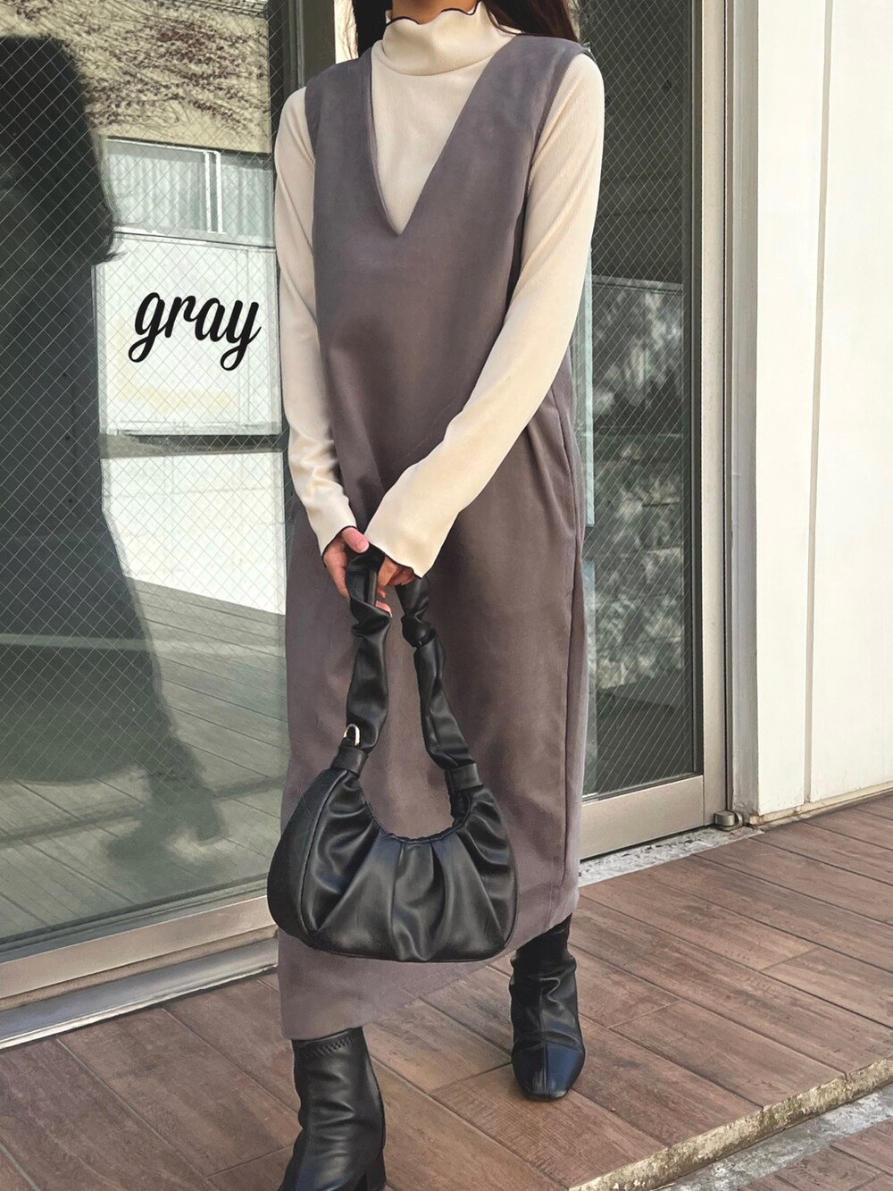 ベージュ系のワンピース、ベージュ系のベストを着用したレディースの春コーディネートの3枚目の写真