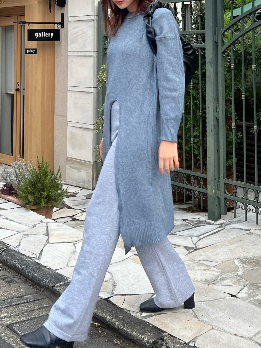 グレー系のワンピース、グレー系のセットアップを着用したレディースの冬コーディネートの2枚目の写真